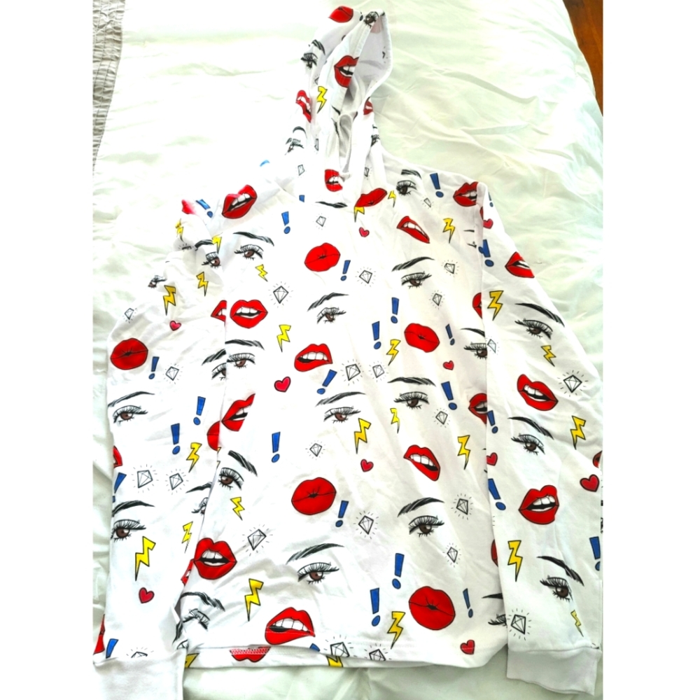 On Fire 3X White hoodie/red lips 💋